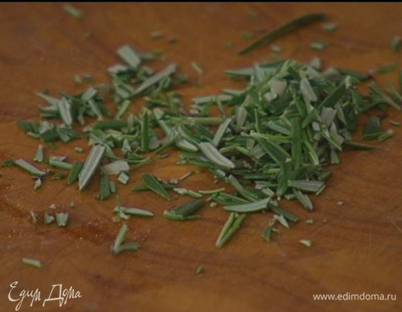 Листья розмарина порубить.