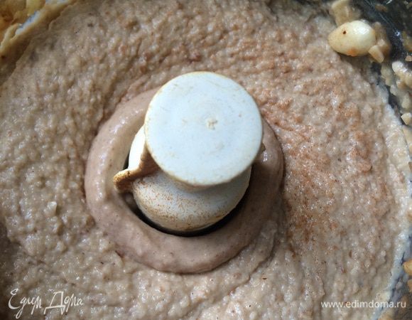 В блендере пробиваем все ингредиенты для "сливочно"-бананового крема до однородной массы. Консистенция получится как у готового густого заварного крема, если слишком густой - можно добавить воды или, кстати, морковного отжатого от жмыха для теста сока или кокосовой воды (у веганов всегда есть в холодильнике:)) Льем это тягучее хозяйство на персики.
Еще раз напомню, что бананы у нас замороженные, кешью (кстати их можно заменить очищенным миндалем, грецкими и т.д), замоченные в воде накануне. 