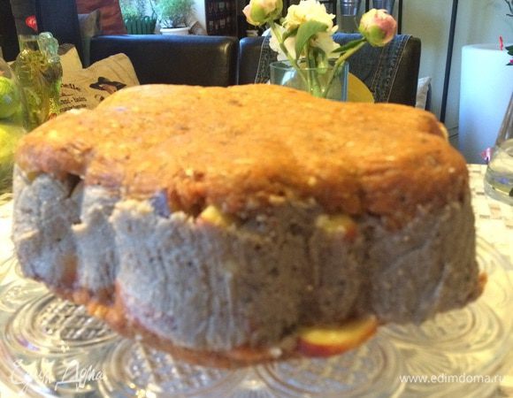 Можно сделать еще слой персиков или других фруктов, сверху запечатавшем второй частью от массы "теста". На всё это вместе уходит минут 25 максимум. Далее делаем "рекламную паузу" на душ, релакс, только перед этим форму с тортом затягиваем пищевой пленкой и забрасываем в морозилку. Ну за час уже застынет хорошо. 
После мини-спа бежим к морозилке и оставшиеся 15 минут посвящаем глазури и украшению. 