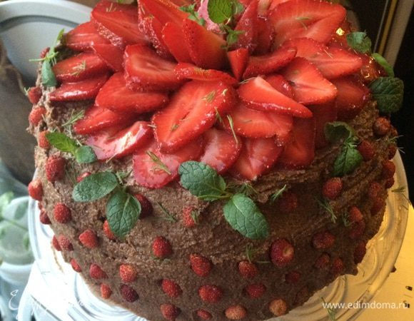 Для глазури опять же всё пробиваем в блендере до той же самой однородной массы. Фанатикам можно заменить какао на порошок Кэроба. Я делаю микс, у кэроба очень приятный вкус и аромат. Миндаль замоченный можно заменить. Кленовый сироп заменяется строгими веганами и сыроежками сушеными инжирами или финиками, густоту тогда модерируйте (это сладость, и все зависит от степени принципиальности веганства, если вы просто ради вкусного торта стараетесь, тогда забейте и добавьте вместо сиропа продукт эксплуатации пчёл:)
Достаем нашего Снегурка и со всех сторон жирно наряжаем глазурью.
Клубника, мята, земляника, мята )