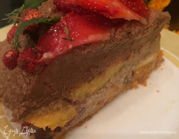 И, кстати, его можно вообще заранее сделать и заморозить, потом мягко разморозить в холодильнике, украсить и подавать. Рай!