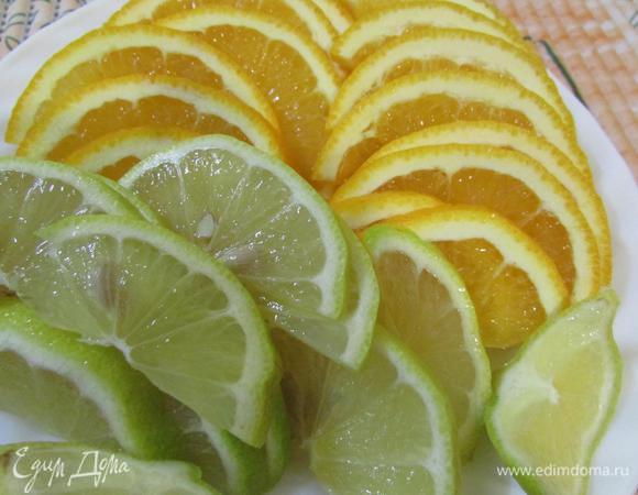 Тонкими пластинами нарезать цитрусовые.