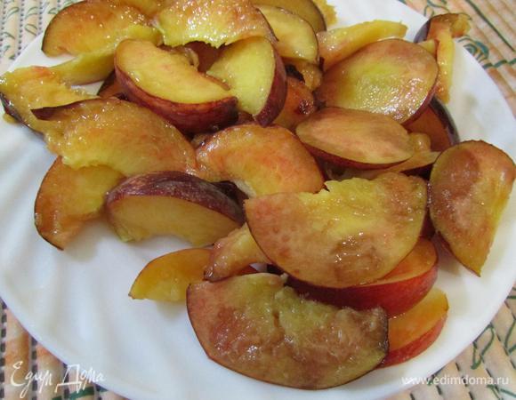 И кусочками нарезать сливы и персики.