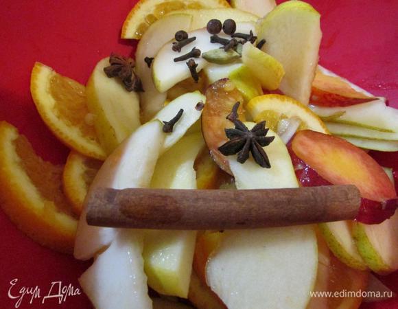 Положить в большой кувшин или кастрюлю фрукты и добавить специи.