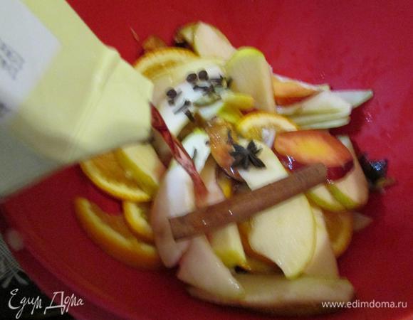 Залить фрукты вином и дать настояться пару часов.