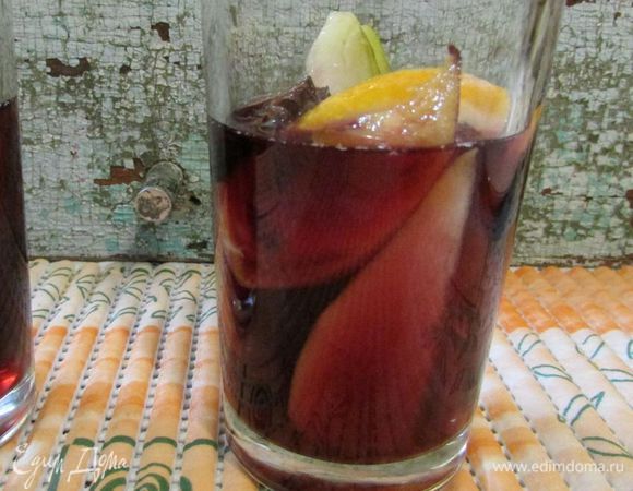 Затем налить сангрию на 2/3 бокала.