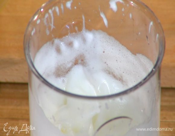 Белки взбить в воздушную массу.