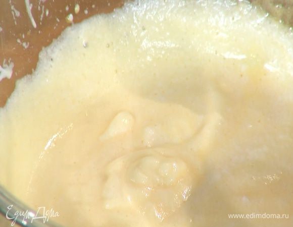 Влить к желткам ванильный экстракт, перемешать, затем вмешать взбитые белки.