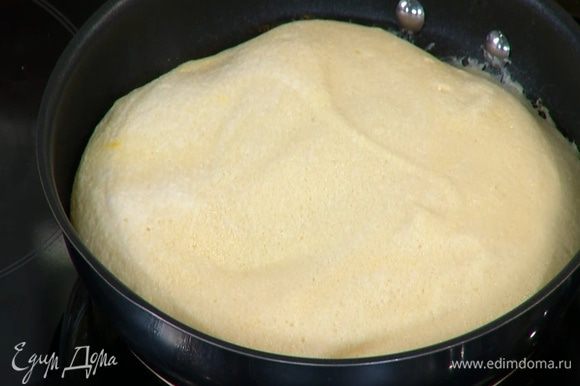 Разогреть в сковороде сливочное масло, вылить яичную массу и слегка разровнять, накрыть сковороду крышкой и жарить яйца 3–4 минуты, затем снять крышку и отправить омлет под гриль на 2–3 минуты.