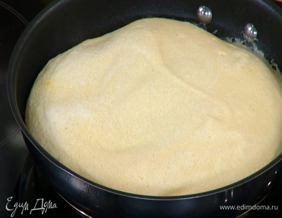 Разогреть в сковороде сливочное масло, вылить яичную массу и слегка разровнять, накрыть сковороду крышкой и жарить яйца 3–4 минуты, затем снять крышку и отправить омлет под гриль на 2–3 минуты.