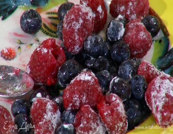 Малину и голубику посыпать 1/2 ч. ложки сахарной пудры и перемешать.