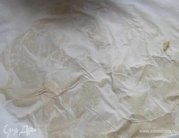 Затем достанем кракелюрное тесто и раскатаем его в тонкий пласт около 1 мм между двумя листами пергамента. Снова уберем в морозильник на 15 минут. Затем достанем и положим в холодильник.