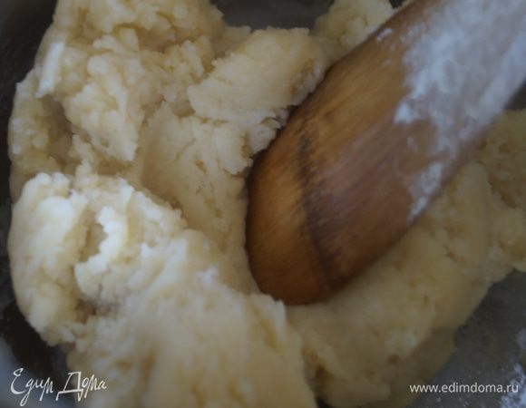 Пока о кракелюре забудем, так как нужно приготовить заварное тесто. Для этого в кастрюльку нальем воду, положим соль и нарезанное на кусочки масло. Поставим на огонь и доведем до кипения, масло должно растаять. Теперь всыпаем разом всю муку и очень быстро мешаем деревянной лопаткой до образования шара, тесто должно хорошо отходить от стенок. Подсушим тесто на огне еще 1-2 минуты и снимем с огня. Дадим остыть, примерно до 60 гр.