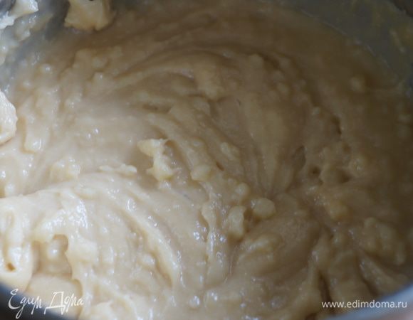 В остывшее тесто введем по одному все яйца, каждый раз хорошо вымешивая тесто, чтобы не было комков. Тесто получится вязкое, с ним хорошо будет работать при помощи кондитерского мешка.