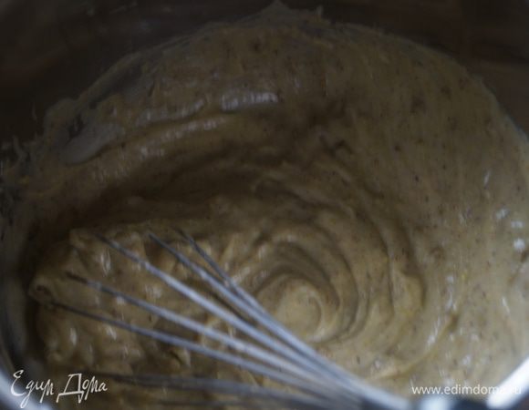 Зальем молоком и поставим на огонь. Постоянно помешивая варим крем до загустения. Снимаем с огня и добавляем измельченные в блендере или кофемолке фисташки. Хорошо перемешиваем. Добавить масло, перемешать и дать крему остыть, периодически помешивая чтобы не образовывалась пленка.