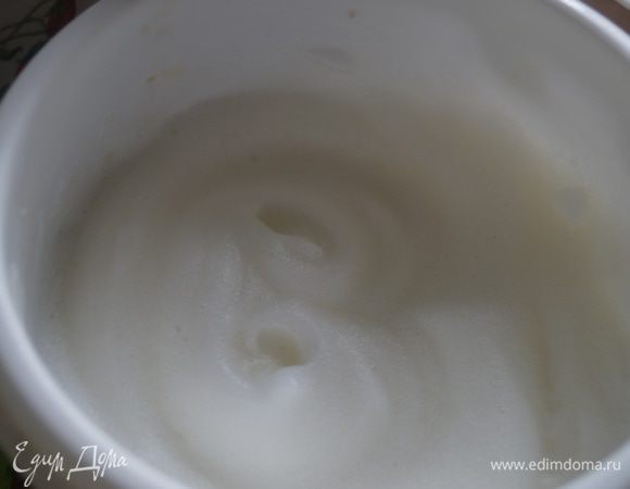 Итальянская меренга. Сварить сироп. Для этого в кастрюльке смешать сахар и воду, довести до кипения и проварить 1 минуту, должны образовываться крупные пузыри. Пока варится сироп нужно взбить белки в пышную массу до рыхлых пиков. Влить тонкой струйкой сироп в белки не переставая взбивать миксером. Должна получиться гладкая блестящая масса.