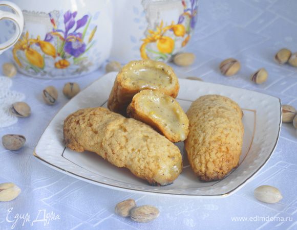 Начинить кремом остывшие эклеры при помощи кондитерского мешка. Можно подавать к столу. Приятного чаепития!