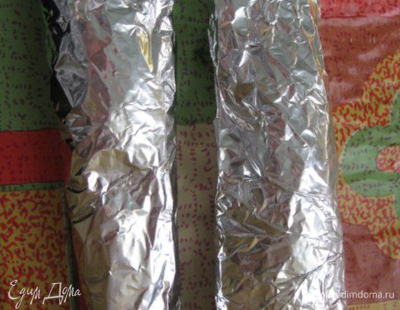 Заворачиваем в фольгу и кладем в холодное место на пару часов. Потом эти "серебреные рыбки" возьмем на пикник.
