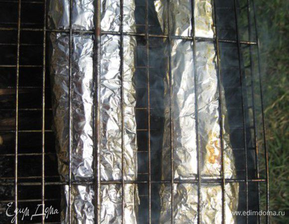 Выкладываем на решетку-гриль и томим на углях 20-25 минут. Переворачиваем решетку периодически. Масло и укроп хорошо пропитают рыбку.