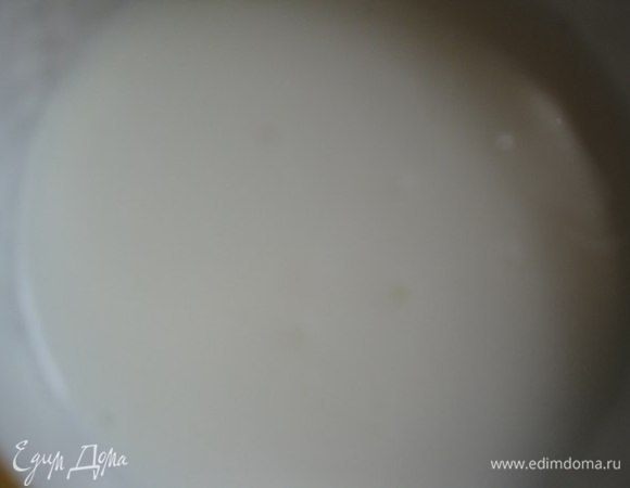 Полностью залить кефиром и мариновать минимум 6 часов. Кефирный маринад для шашлыка размягчит мясо и придаст ему сливочную нотку. 