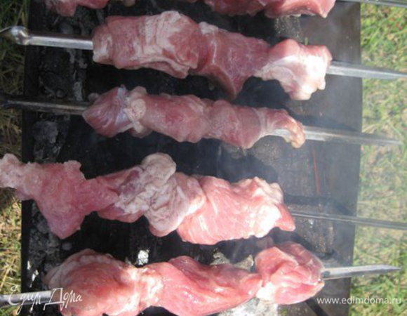 Вынуть мясо из маринада. Можно сполоснуть кусочки водой и дать ей стечь. Обсушенное мясо нанизать на шампуры.