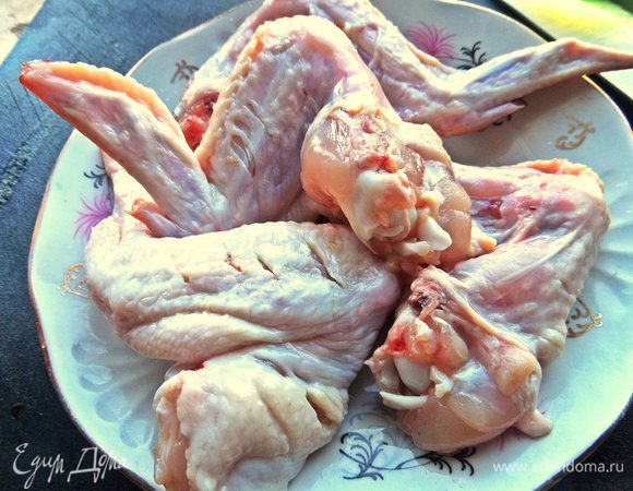 Крылышки промыть, надрезать кожицу, чтобы лучше проник маринад.