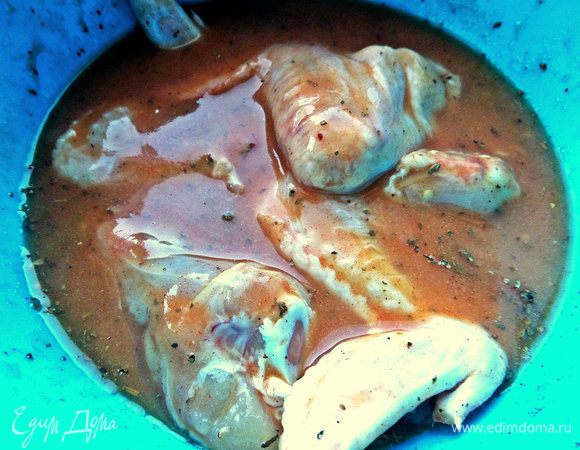 Окунаем крылья в маринад и оставляем на ночь в холодильнике. Ну или хотя бы на полчаса, если ждать некогда!