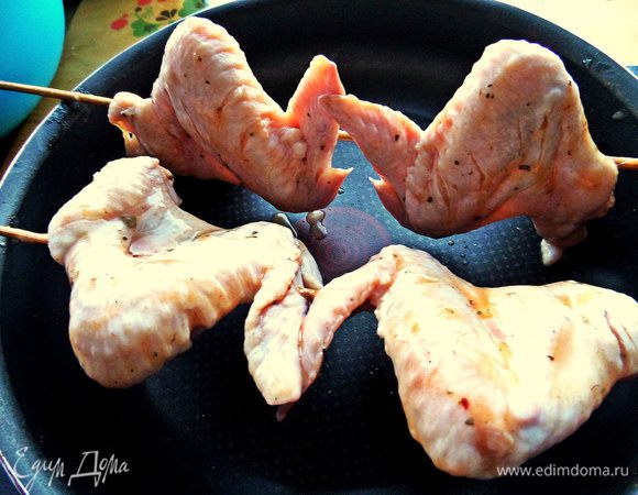 Утром вынимаем, протыкаем шампуром или деревянной шпажкой (если в домашних условиях) в трёх местах. Устанавливаем шашлычки на форму. Концы можно укутать фольгой.