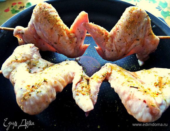 Смазываем верх маринадом, можно посыпать ещё сухими специями.