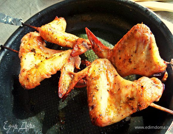 Запекаем в духовке при 180* минут 15 с одной стороны, потом вынимаем, переворачиваем и дожариваем 10 минут.