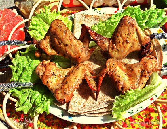 Подаём в горячем виде с лепёшками, овощами и зеленью.