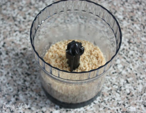 Очищенный фундук смолоть.