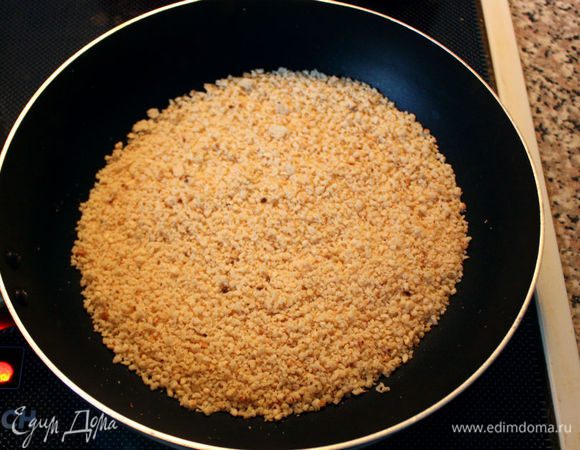 Затем слегка обжарить на сухой сковороде.