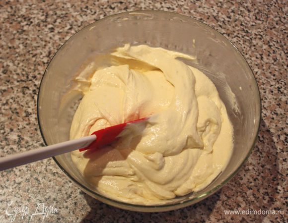 Смешать 150 г сливочного масла, 100 г сахара и цедру лимона электрическим миксером. По одному ввести в смесь яйца, чередуя каждое с 1 ст.л. муки.