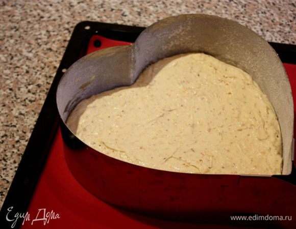 Разъёмную форму в виде сердца диаметром 22 см смазать маслом и слегка присыпать мукой. Выложить в неё тесто и выпекать в разогретой до 175*С/ с конвекцией до 150*С духовке около 40 мин, проверяя готовность деревянной шпажкой.