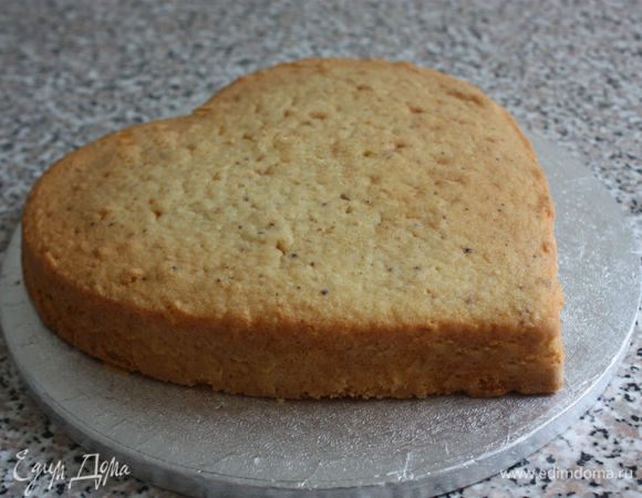  Готовый корж вынуть и остудить, затем разрезать горизонтально на 2 части.
