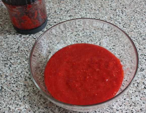 Вымыть и обсушить клубнику, удалить листочки.
500 г ягод разрезать и приготовить из них блендером пюре.