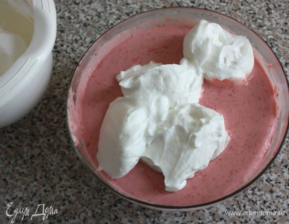 Сливки взбить миксером с закрепителем до устойчивых пиков.
Тщательно взбить вилкой сыр, конфитюр и 3 ст.л. лимонного сока. Соединить полученную смесь с ягодным желе, хорошо перемешать, затем порциями ввести взбитые сливки.