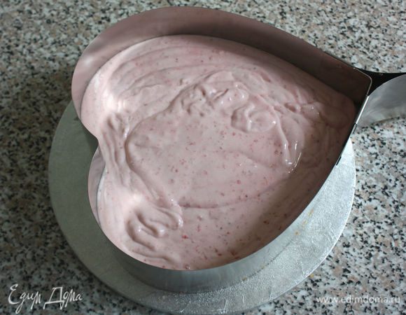 В чистую сухую форму "сердце" положить нижний корж, выложить на него 3/4 крема,