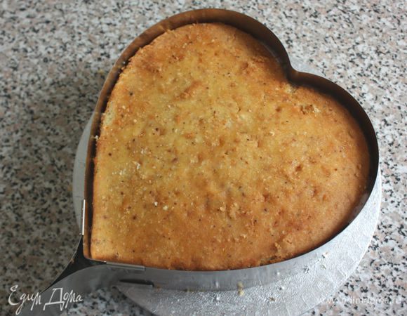  затем второй корж и убрать в холодильник на 1,5 часа. Остальной крем держать при комнатной температуре.