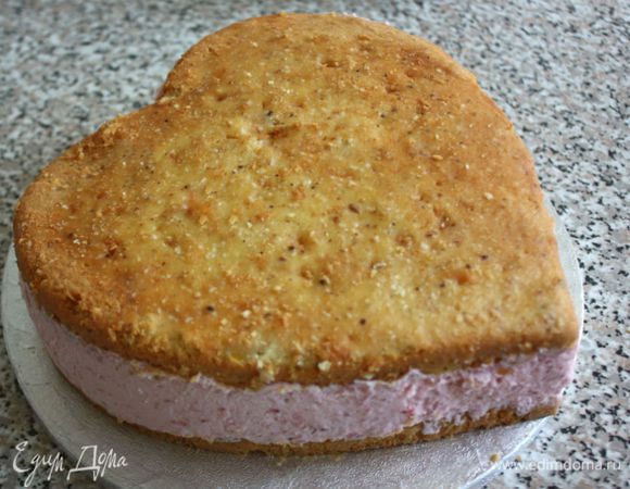 Оставшуюся клубнику тонко нарезать пластинами.
Подготовленный торт вынуть из формы.