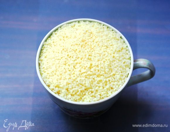 Приготовить необходимые продукты. Заварить кус-кус, согласно инструкции на упаковке, в соотношении 1:2, примерно на 5 минут. Кус-кус увеличится в объеме в 2 раза. 