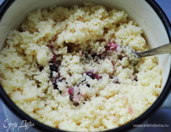 Сложить в глубокую посуду: очищенный и порезанный банан (лучше взять очень спелый!), черную смородину (если замороженную, то можно её и не оттаивать). Добавить сахар и кус-кус.