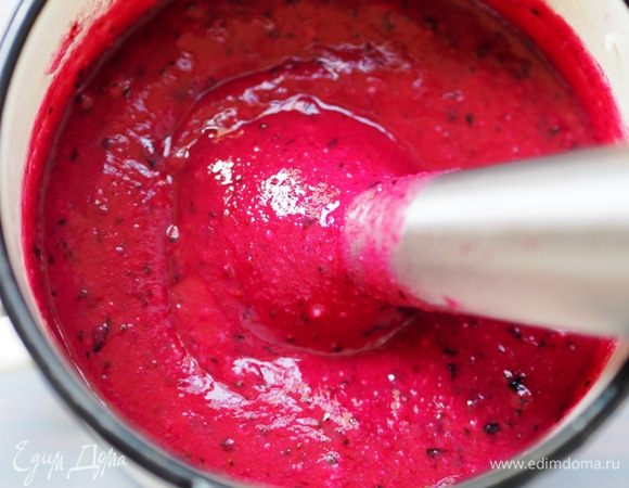 Хорошенько взбивать все продукты блендером 5-7 минут, до получения пышной, однородной массы.