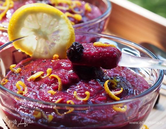 Разложить по креманкам, украсить по желанию вяленой вишней или другими цукатами, натертой цедрой и ломтиками лимона.