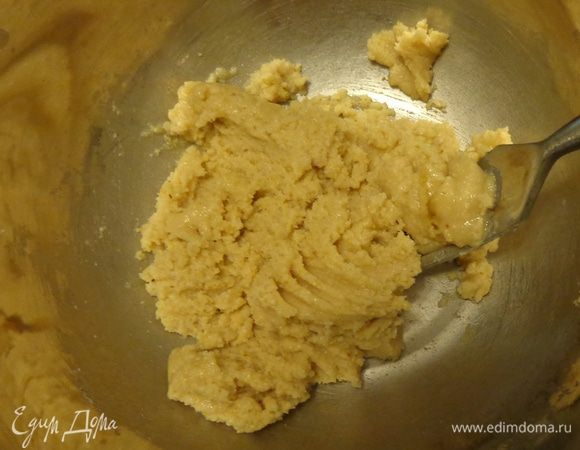 Размолоть его в блендере до пастообразного состояния, добавив щепотку соли, каплю растительного масла и мед. Растереть до однородности.