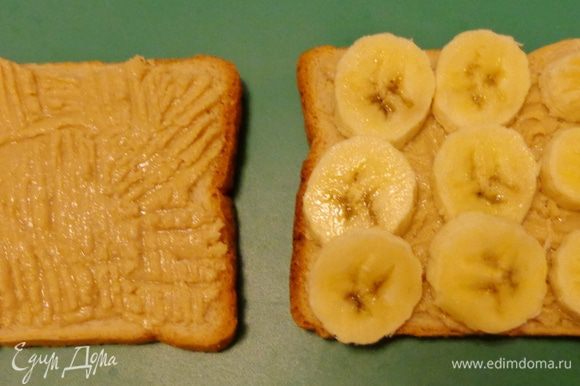 Намазать ломтики тостерного хлеба пастой. На один из ломтиков положить нарезанный кружочками банан.