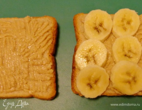 Намазать ломтики тостерного хлеба пастой. На один из ломтиков положить нарезанный кружочками банан.