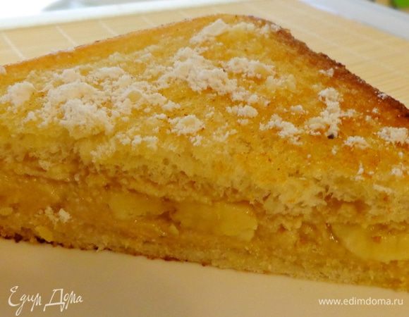 Соединить их вместе. Обжарить с двух сторон на сливочном масле до золотистости. Разрезать сэндвич по диагонали и посыпать сахарной пудрой.
Уже вкусно!