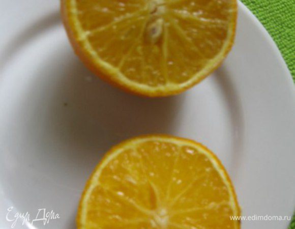 Апельсины очистить от кожуры и белых волокон, дольки вырезать из мембран. Половину одного апельсина оставляем для украшения. 
